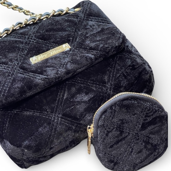 Betsey Johnson Black Velvet Quilted Crossbody Bag Chain Strap Coin AirPods Pouch - Picture 4 of 12